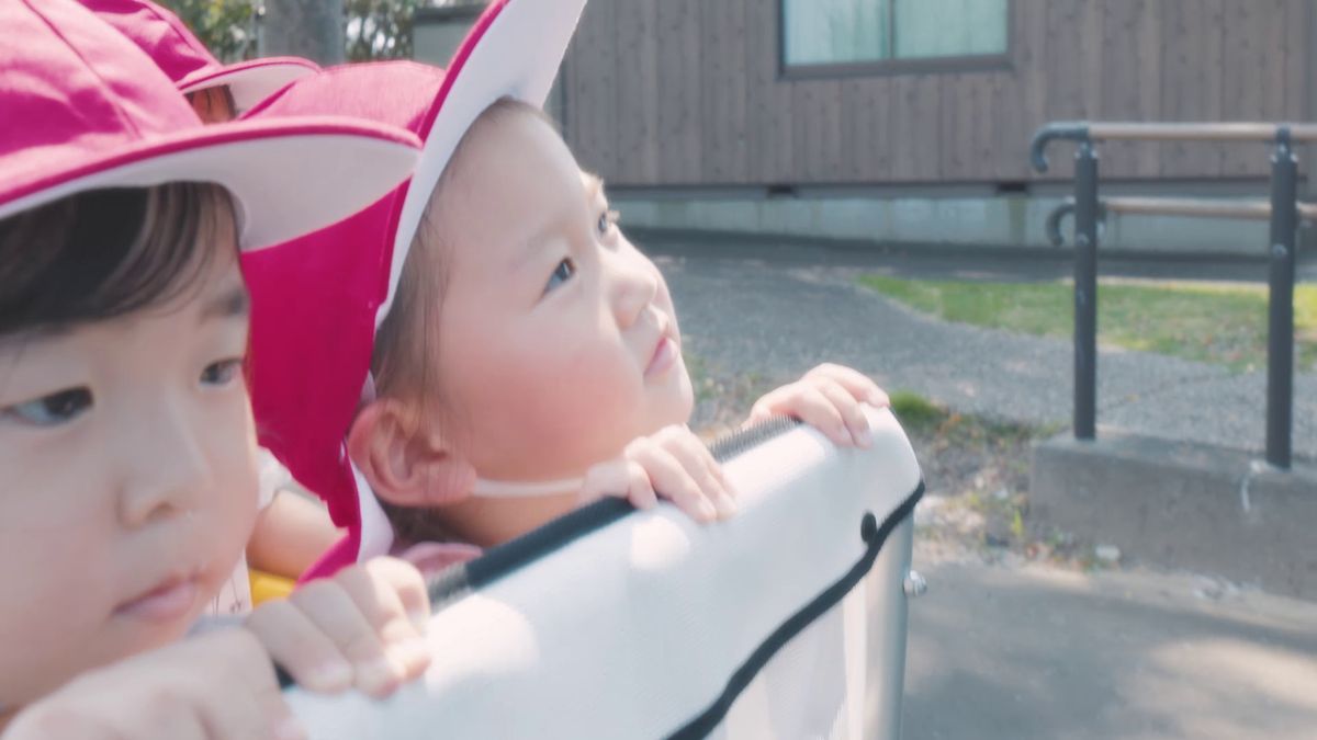 おさんぽ車から身を乗り出して景色を眺める子どもたち
